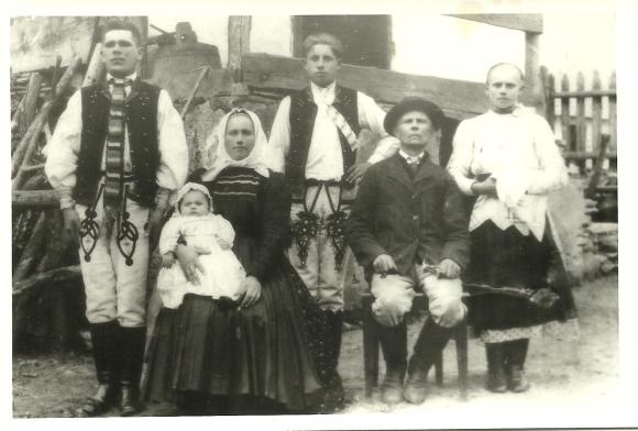 Rodina Magdových -  fotografia je z roku cca 1928